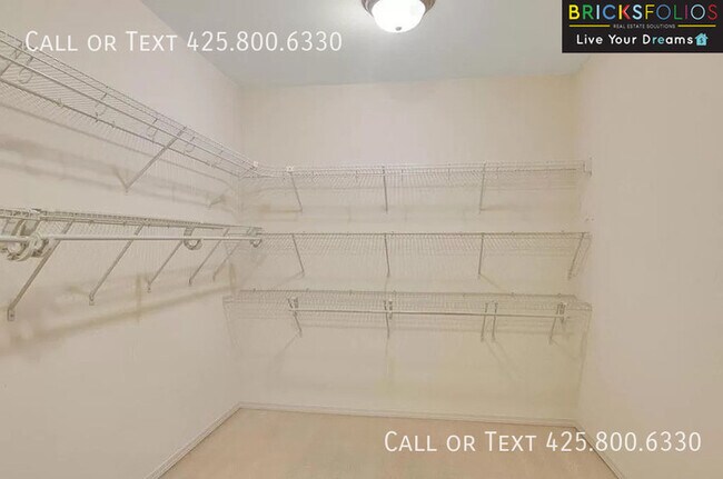 Building Photo - Dream Kitchen, Dual Fireplaces: Find Your Stylish Sanctuary in Redmond Ridge.