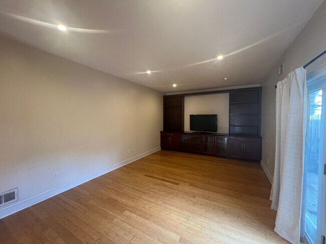 Building Photo - Beautiful 4 Bedroom/ 2.5 Bath with Integra...