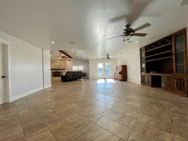 Building Photo - Beautifully Updated 3 Bedroom 2 Bathroom H...