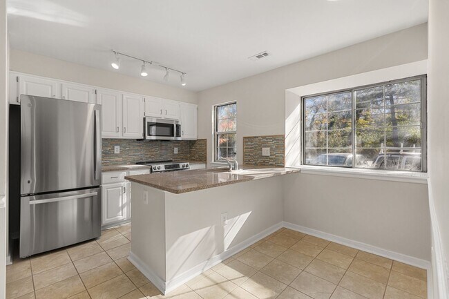 Building Photo - Coming Soon! End unit townhome in Annapolis!