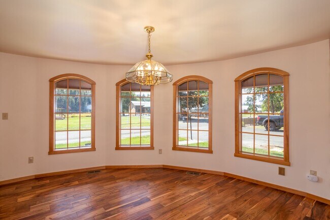 Building Photo - Luxury secondary Lake Property offering 3 beds 2.5 baths and bonus space