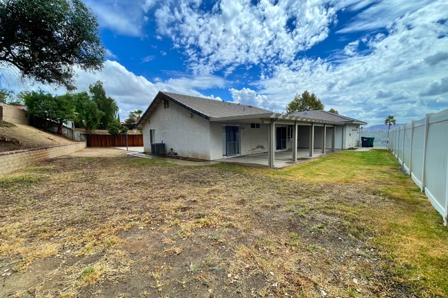 Building Photo - 4 Bed/2 Bath | Plus Office/Den | Single St...