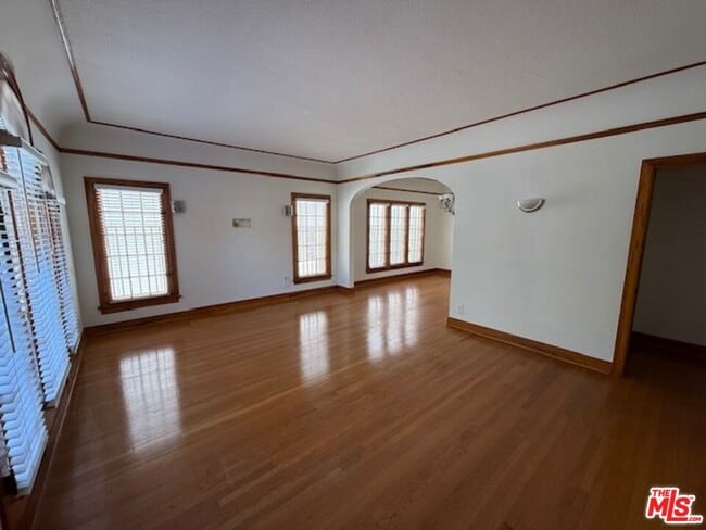 Building Photo - 830 S Detroit St