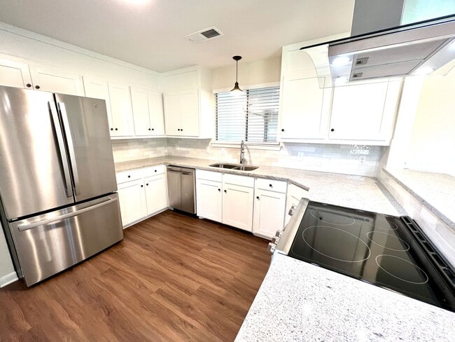 Building Photo - Updated 3 Bedroom Home with All Appliances & Double Garage