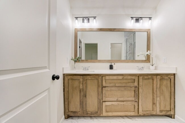 Building Photo - Brand New Home In Noble!