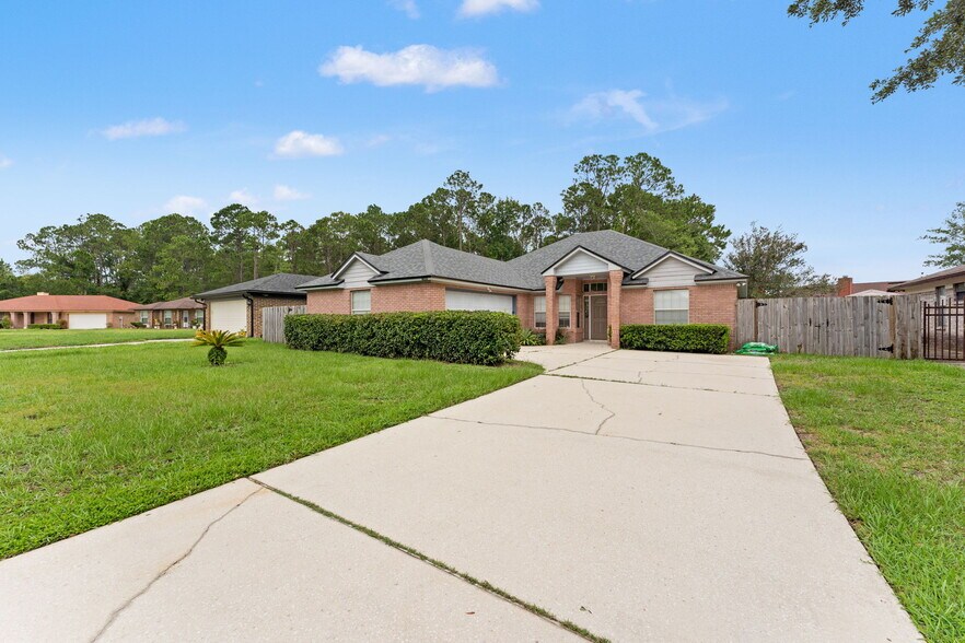 Primary Photo - 1845 Daytona Ln N