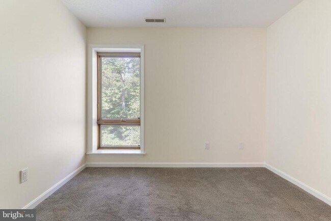 Building Photo - 23240 Rosewood Ct
