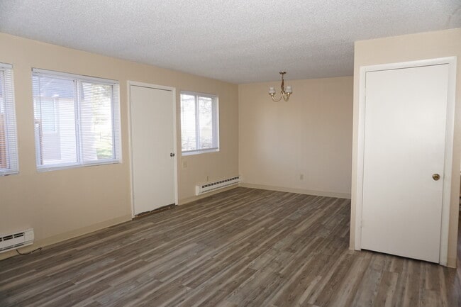 Building Photo - Spacious 2 Bedroom Condo-SPECIAL PRICING.