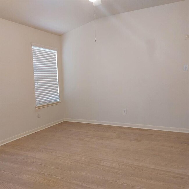 Building Photo - 1909 Roaring Springs Dr
