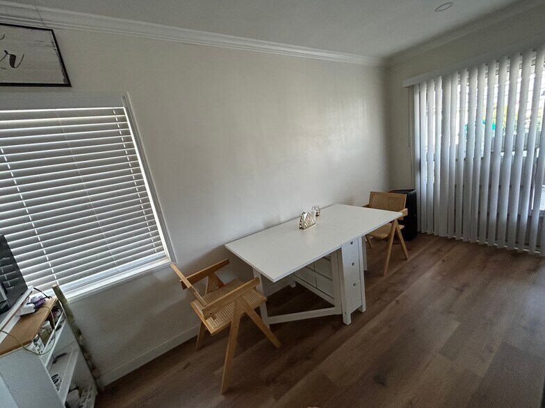 Primary Photo - 1316 N Hollywood Way