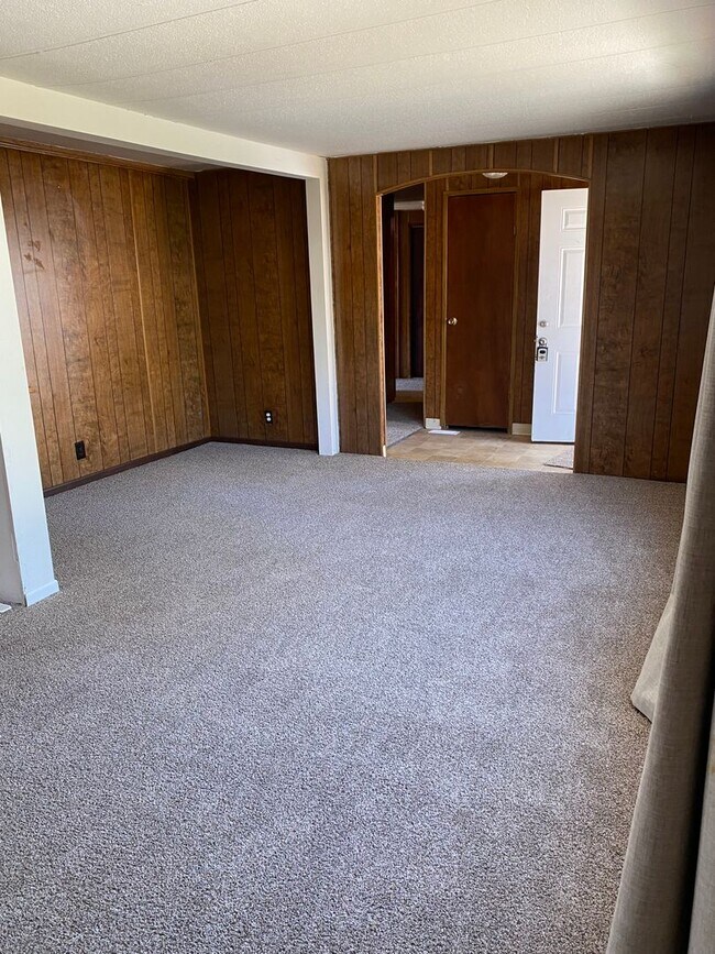 Building Photo - Large 3 bed 2 bath with fenced back yard