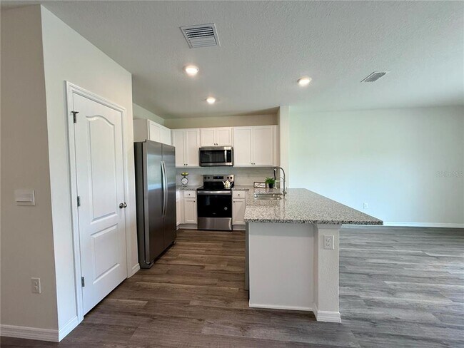Building Photo - 1213 BALSAM Dr