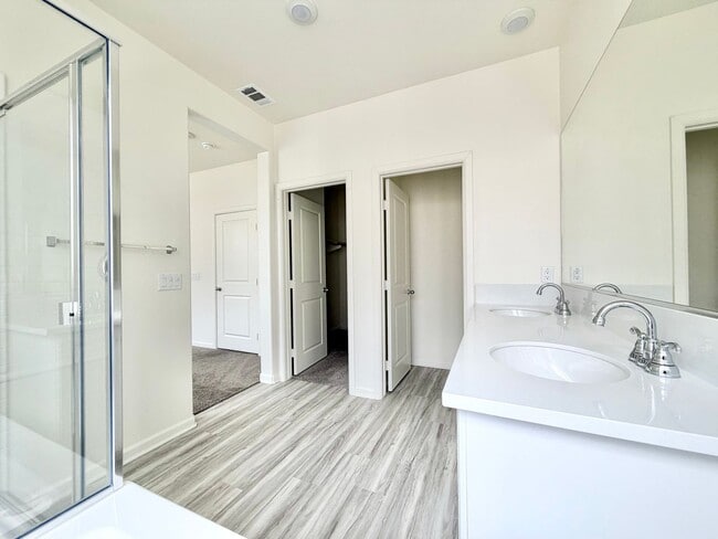 Building Photo - Iris Park Gem | 4 Bedrooms, Loft, and Modern Upgrades Throughout