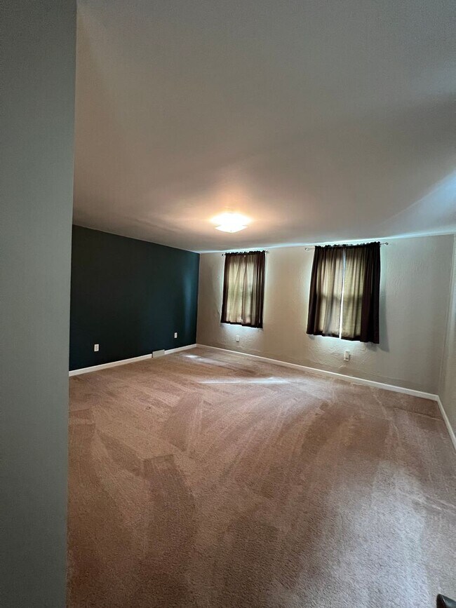 Building Photo - Conveniently Located 4 Bed/2 Bath Home-Central AC and Heat-Available 3/01!