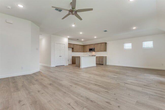 Building Photo - 4908 Pebblewood Dr