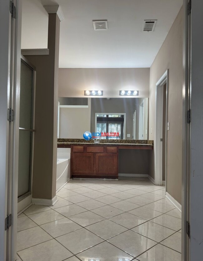 Building Photo - Large 4-bedroom house in the SECKINGER cluster in Buford