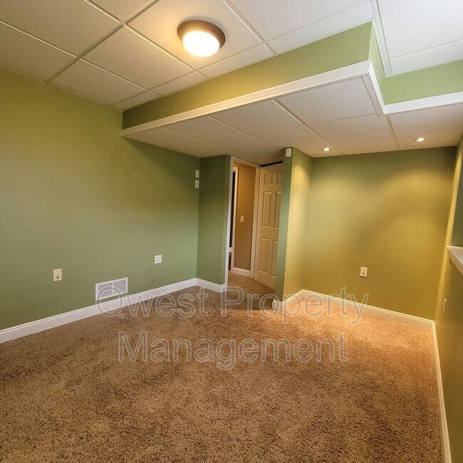 Building Photo - 79 River St