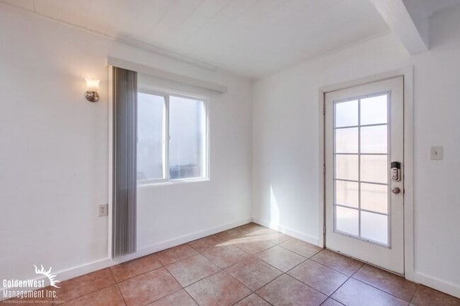 Building Photo - Modern 3Bdm 1Ba Duplex Home in Desirable Point Loma Heights Neighborhood!