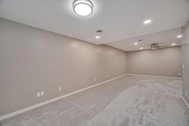 Building Photo - Spacious 4-Bed 4-Bath Home in Buffalo - Available 7/1!