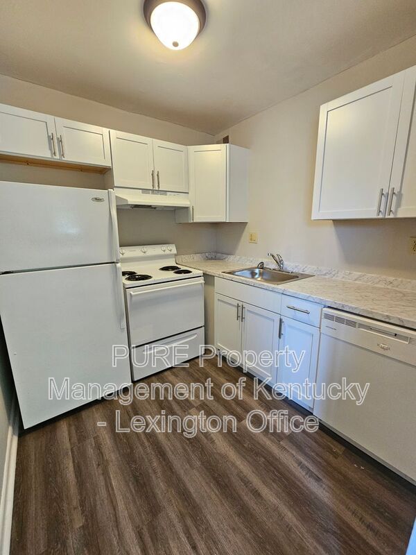 Building Photo - 3772 Camelot Dr