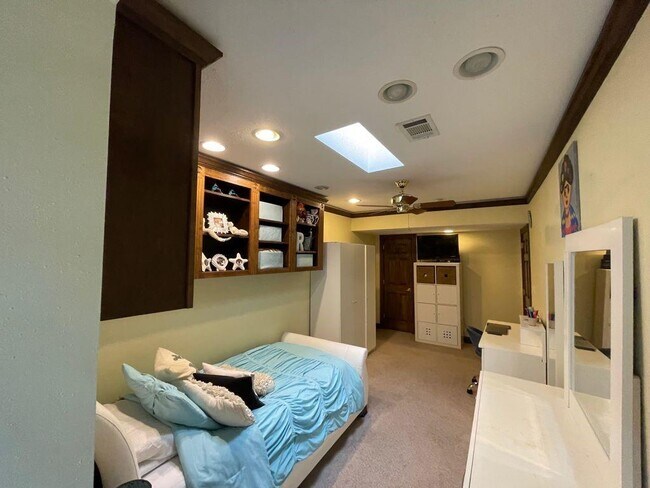 Building Photo - 452 N Post Oak Ln