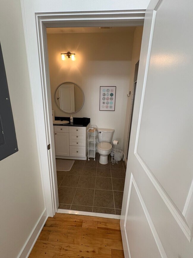 Building Photo - 1 Bedroom 1 Bath Condo Downtown Greenville...