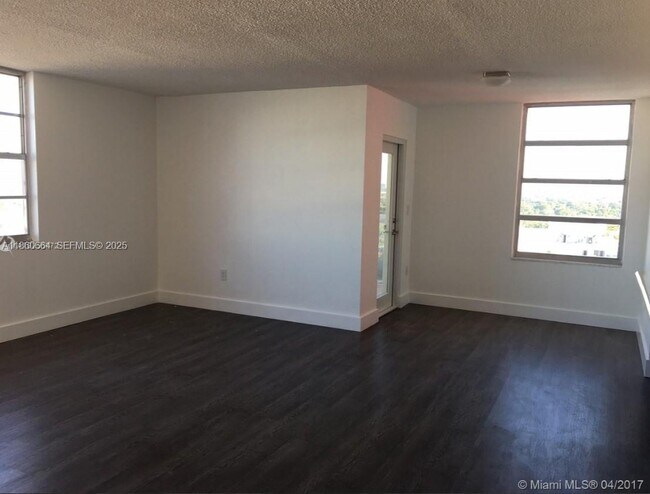 Building Photo - 1301 NE Miami Gardens Dr