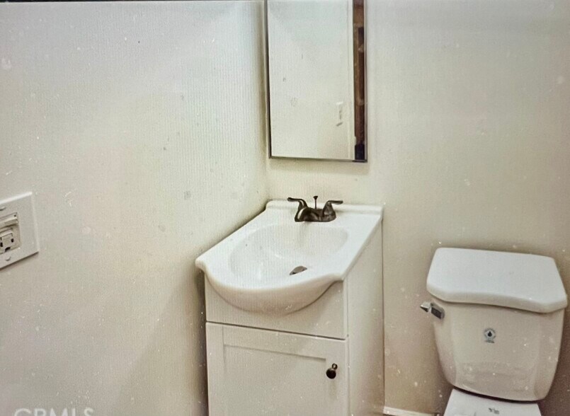 HALF BATH - 1853 W Adams Blvd