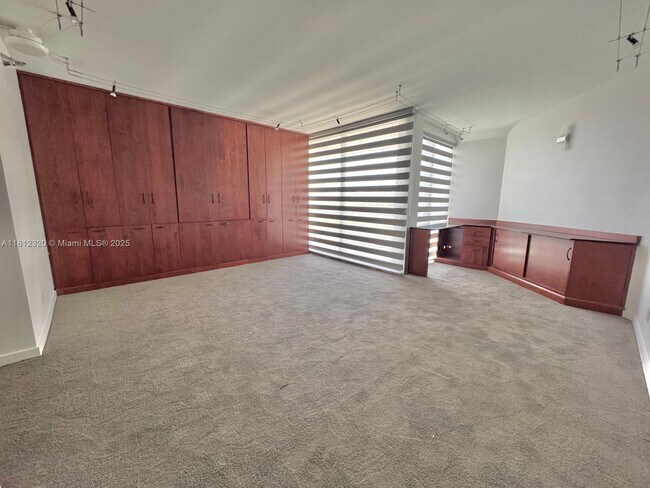 Building Photo - 2025 Brickell Ave