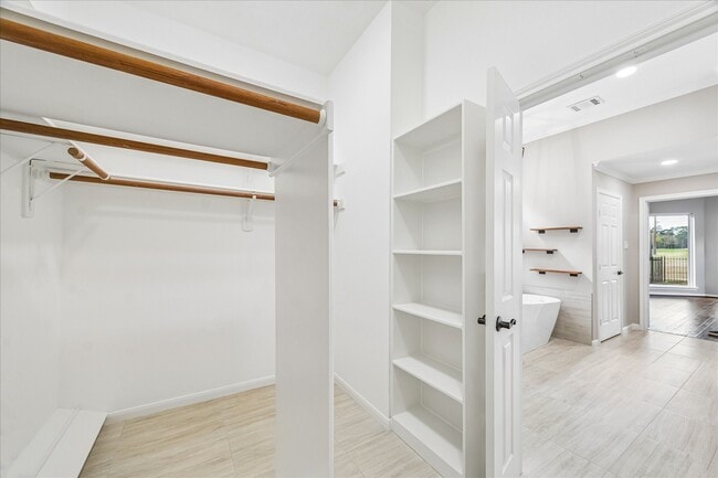 Building Photo - 123 N Concord Forest Cir