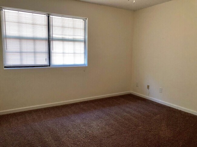 Building Photo - Newly Renovated Apartment at Village Green