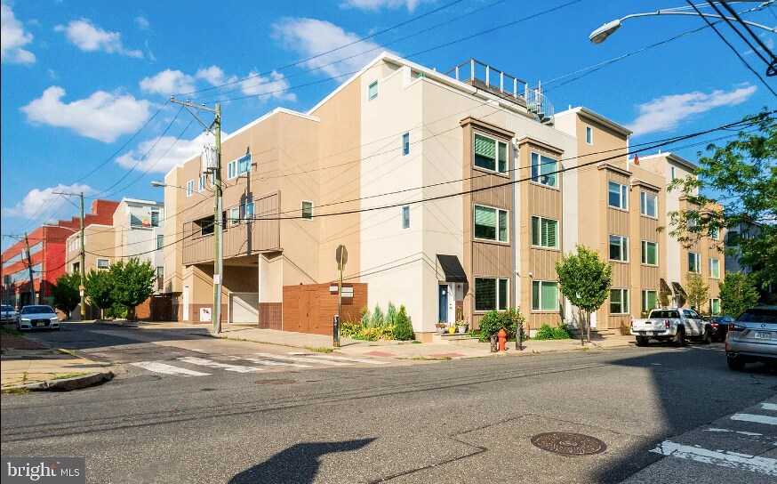 Ext view 3 - 211 Brown St
