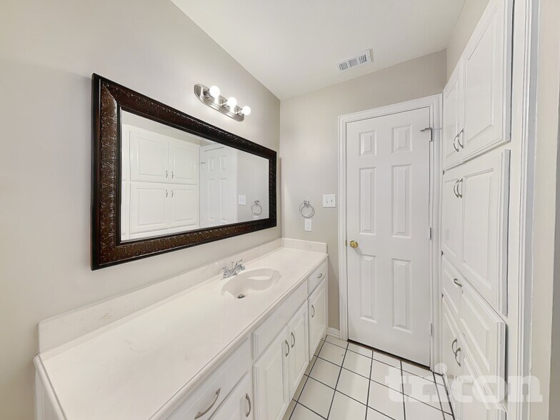 Building Photo - 709 W Park Dr