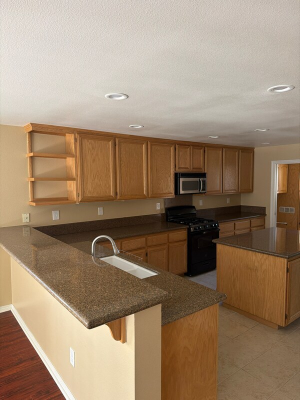 Building Photo - 737 S Walnut Ave