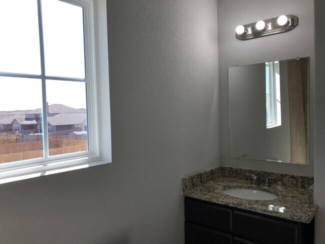 Building Photo - Town home for rent