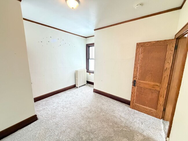 Building Photo - 2 Bedroom w/ Garage Option - AVAILABLE APRIL 24TH!