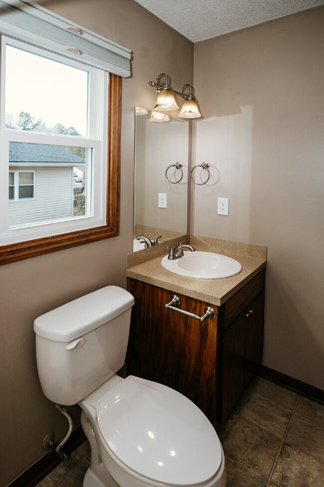 Building Photo - Move-In Ready! 3-Bed Home with Spacious Backyard