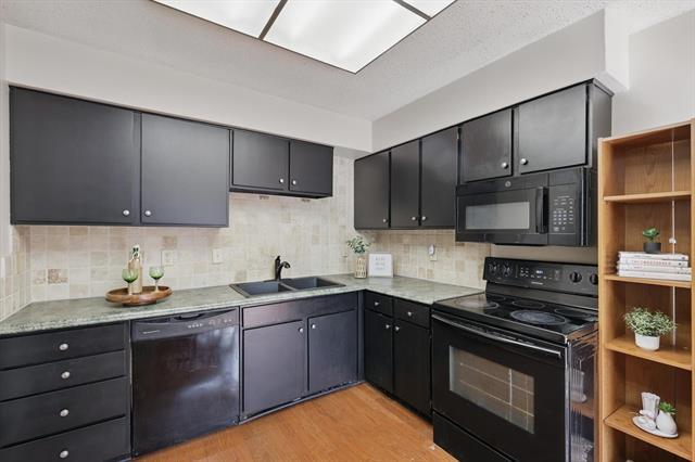 Building Photo - 2700 Stonehaven Ct