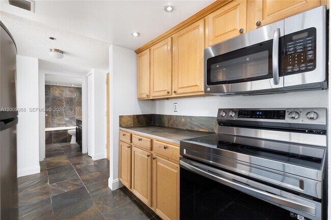 Building Photo - 7601 E Treasure Dr