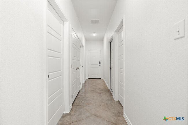 Building Photo - 3800 Hickory Dr