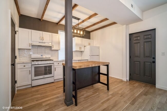 Building Photo - 908 N California Ave