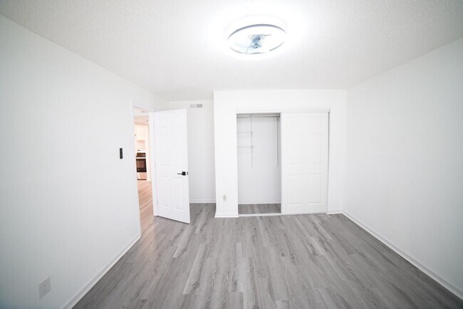Building Photo - BEAUTIFULLY UPDATED 2 Bed / 1 Bath Condo o...