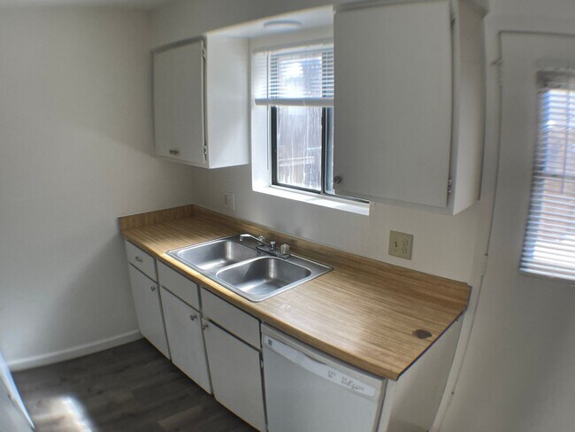 Building Photo - 2110 N East St