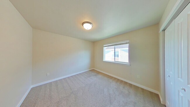 Building Photo - Top floor apartment! Beautiful 2 bedroom 2...
