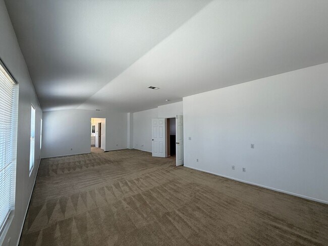 Building Photo - Palmdale 4 Bedroom + 3 Bath