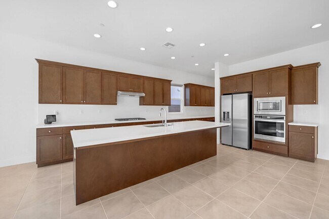 Building Photo - Beautiful Corner Lot 3 Bed 3 Bath Home