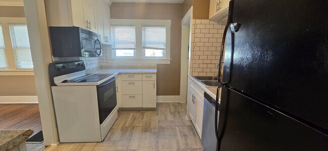 Building Photo - West End Home offering 3 Bedrooms, 1 bath!