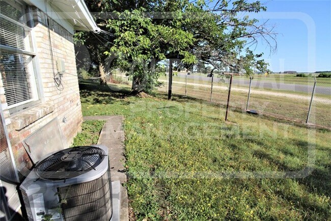 Building Photo - 803 Pecan Cir