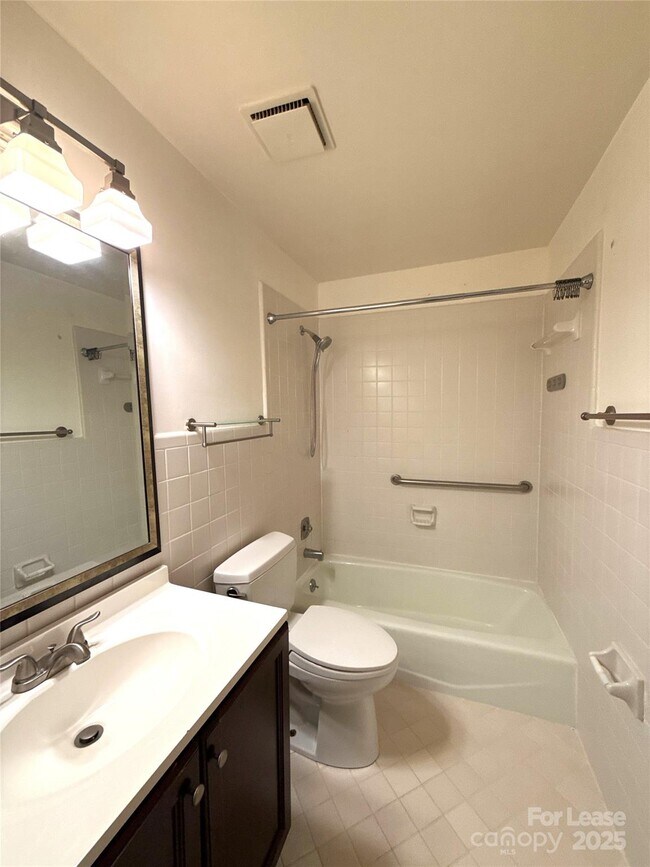 Building Photo - 1016 Queens Rd