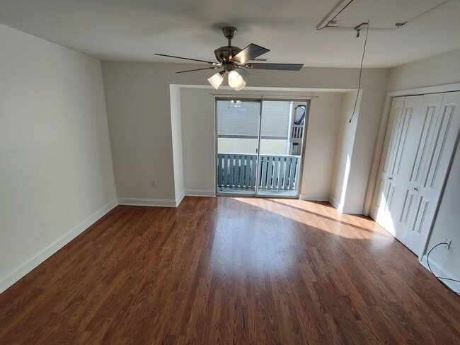 Building Photo - 2-Story Townhome WALKING DISTANCE TO THE BEACH! COMMUNITY POOL!